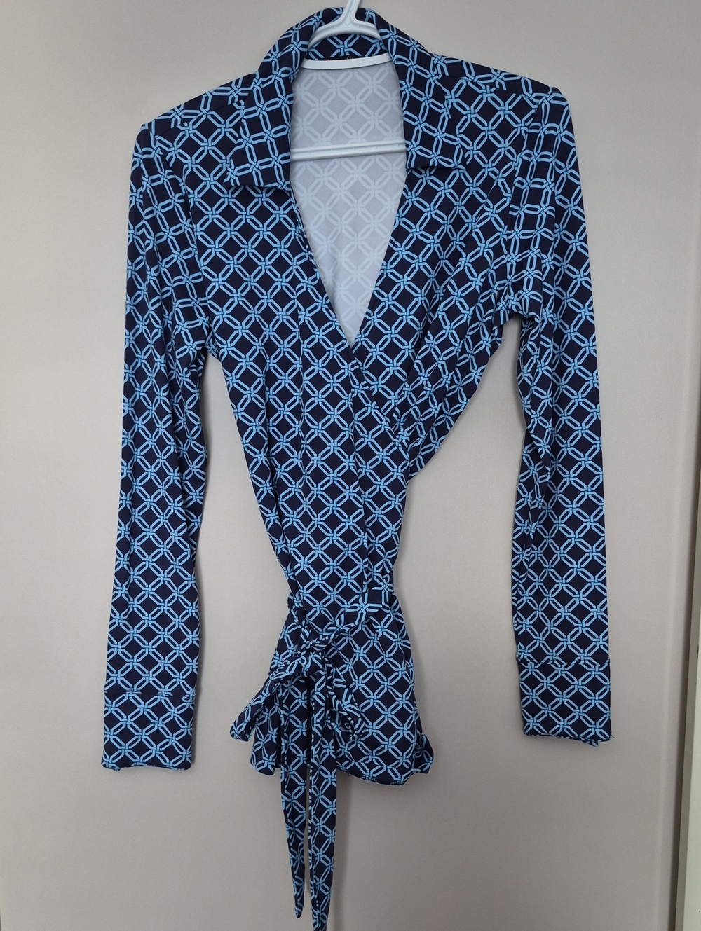 J McLaughlin Shirt Womens Medium Blue Chain Link Wrap Long Sleeve Collared